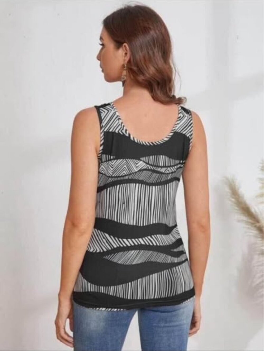 Ladies XXL Abstract design tank style shirt 10.00